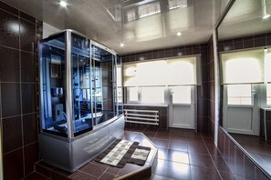Premium-Apartment | Badezimmer | Handtücher, Seife, Toilettenpapier
