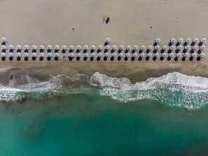 Beach nearby, sun-loungers, beach towels