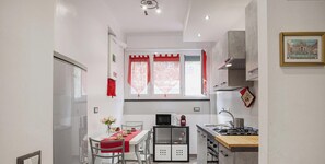 Kühlschrank, Mikrowelle, Ofen, Wasserkocher mit Kaffee-/Teezubehör