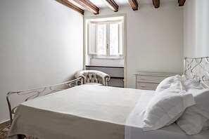 1 quarto, Wi-Fi de cortesia, roupa de cama
