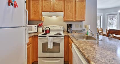 Beautifully decorated 3 bedroom condo nestled on Pico Mountain Ski in Ski out G101