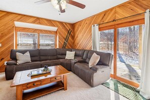 Fireplace, DVD player - Affordable lodging in the center of Canaan Valley, The Cross Eyed Cricket! (Canaan Valley)