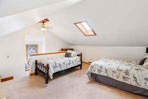 2 bedrooms, WiFi, bed sheets - Affordable lodging in the center of Canaan Valley, The Cross Eyed Cricket! (Canaan Valley)