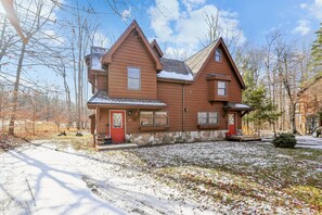 Exterior - Affordable lodging in the center of Canaan Valley, The Cross Eyed Cricket! (Canaan Valley)