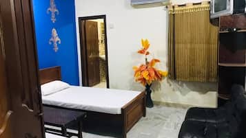 Quarto triplo standard | 1 quarto, ferros/tábuas de passar roupa, Wi-Fi de cortesia