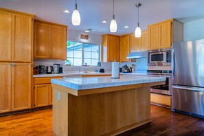 Refrigerador, microondas, lavavajillas y cafetera y tetera 