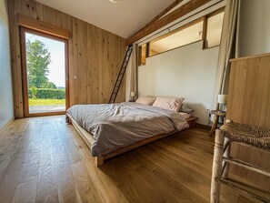 4 slaapkamers, een strijkplank/strijkijzer, reisbedje, internet