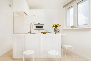 Departamento, 2 habitaciones, cocina | Cocineta privada | Microondas, lavavajillas, cafetera y tetera y tetera eléctrica 