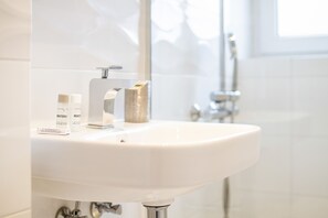 Departamento, 2 habitaciones, cocina | Baño | Regadera y toallas 