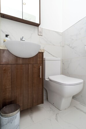 Douche, séchoir à cheveux, serviettes fournies, savon