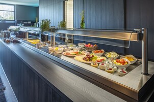 Desayuno buffet diario (EUR 16 por persona)