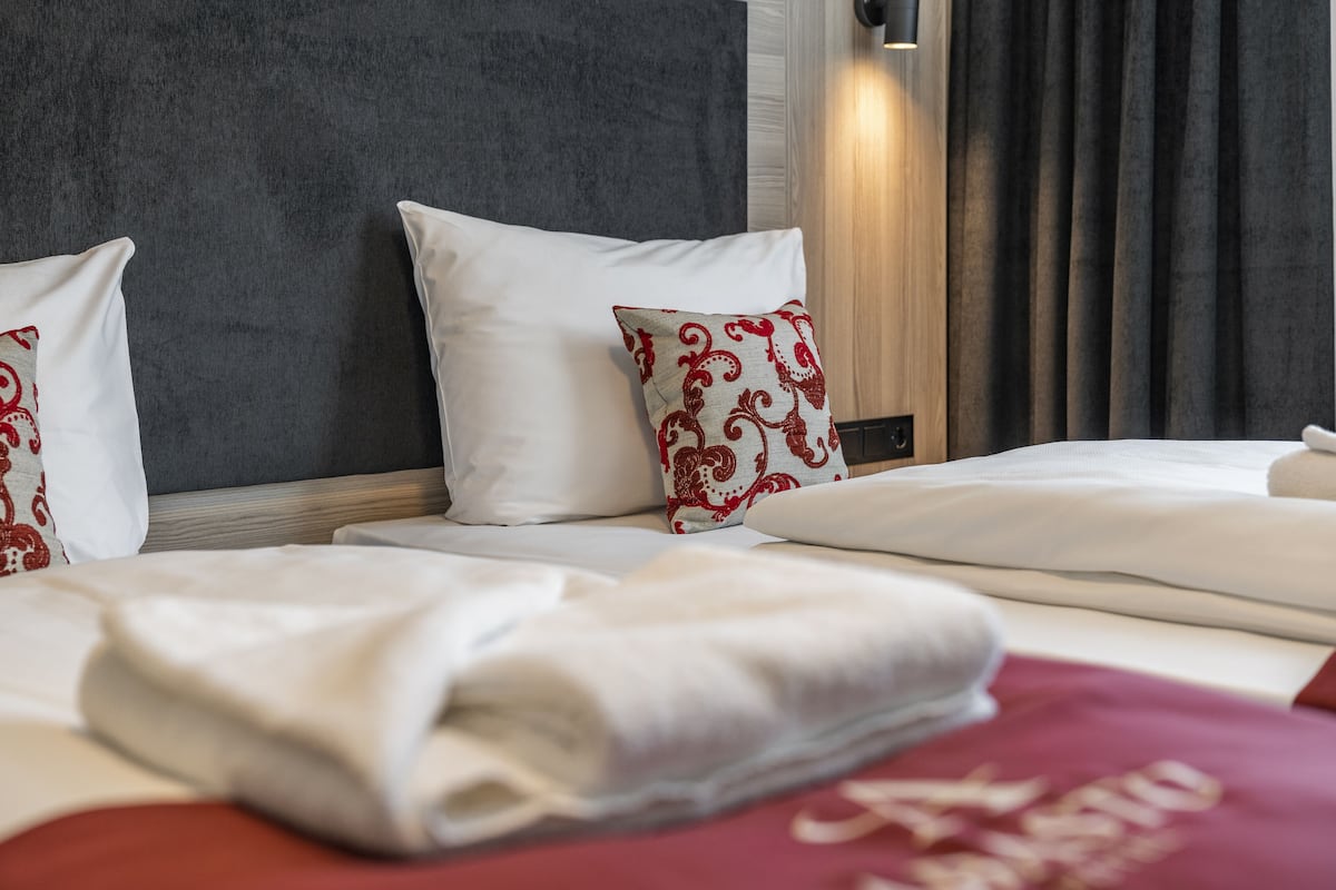 business double room | hypo-allergenic bedding, in-room safe, desk, soundproofing