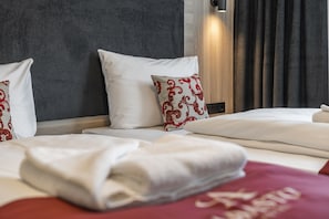 Hypo-allergenic bedding, in-room safe, desk, soundproofing - Abasto Hotel Dachau (Dachau)