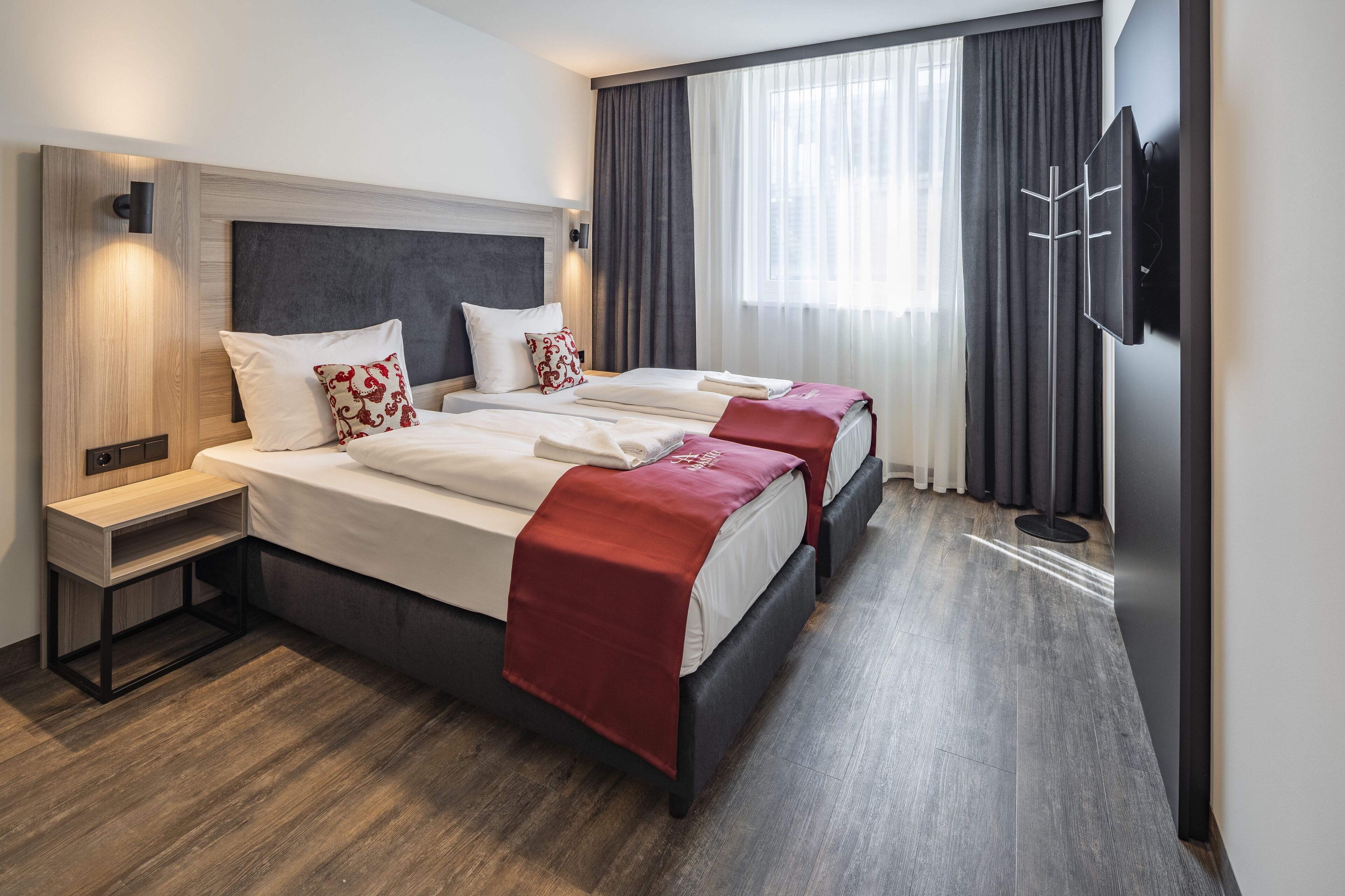 business double room | hypo-allergenic bedding, in-room safe, desk, soundproofing