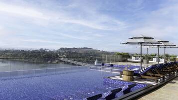 Outdoor pool, free pool cabanas, pool umbrellas