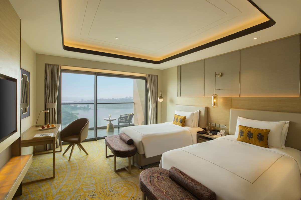 Luxury Grande Twin Room, Lake View | Bộ đồ giường cao cấp, minibar, két bảo mật tại phòng, bàn 