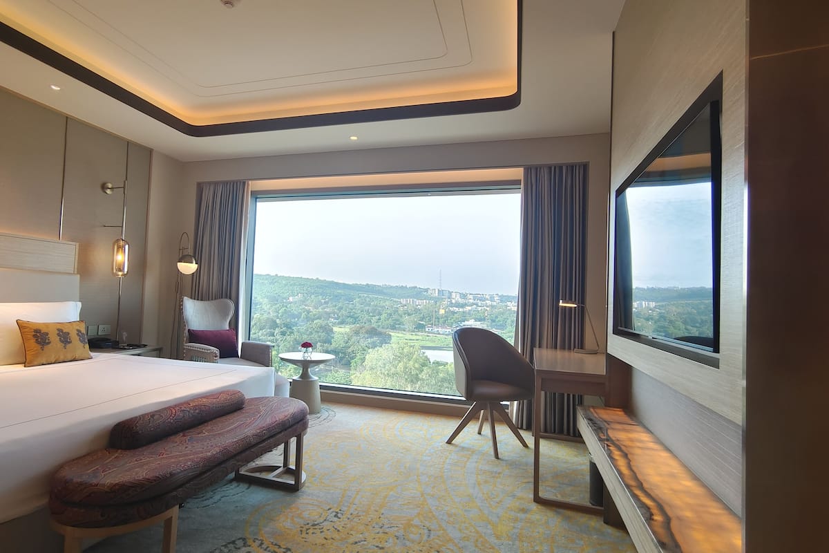 Bộ đồ giường cao cấp, minibar, két bảo mật tại phòng, bàn 