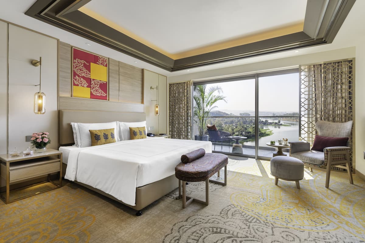 Bộ đồ giường cao cấp, minibar, két bảo mật tại phòng, bàn 