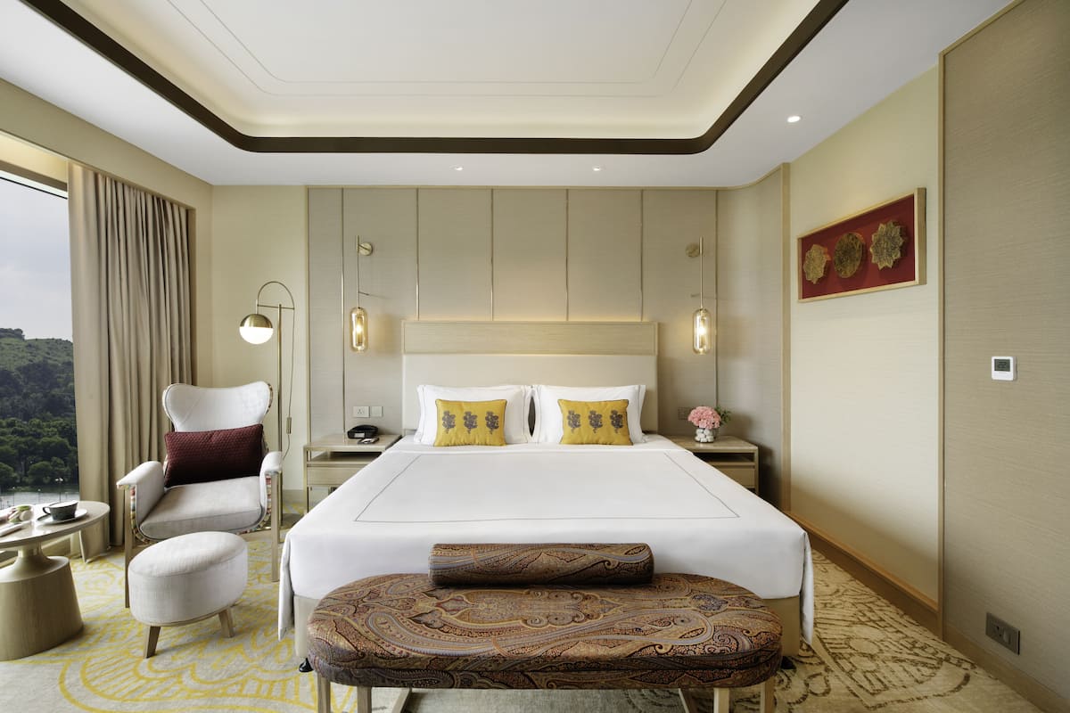 Bộ đồ giường cao cấp, minibar, két bảo mật tại phòng, bàn 