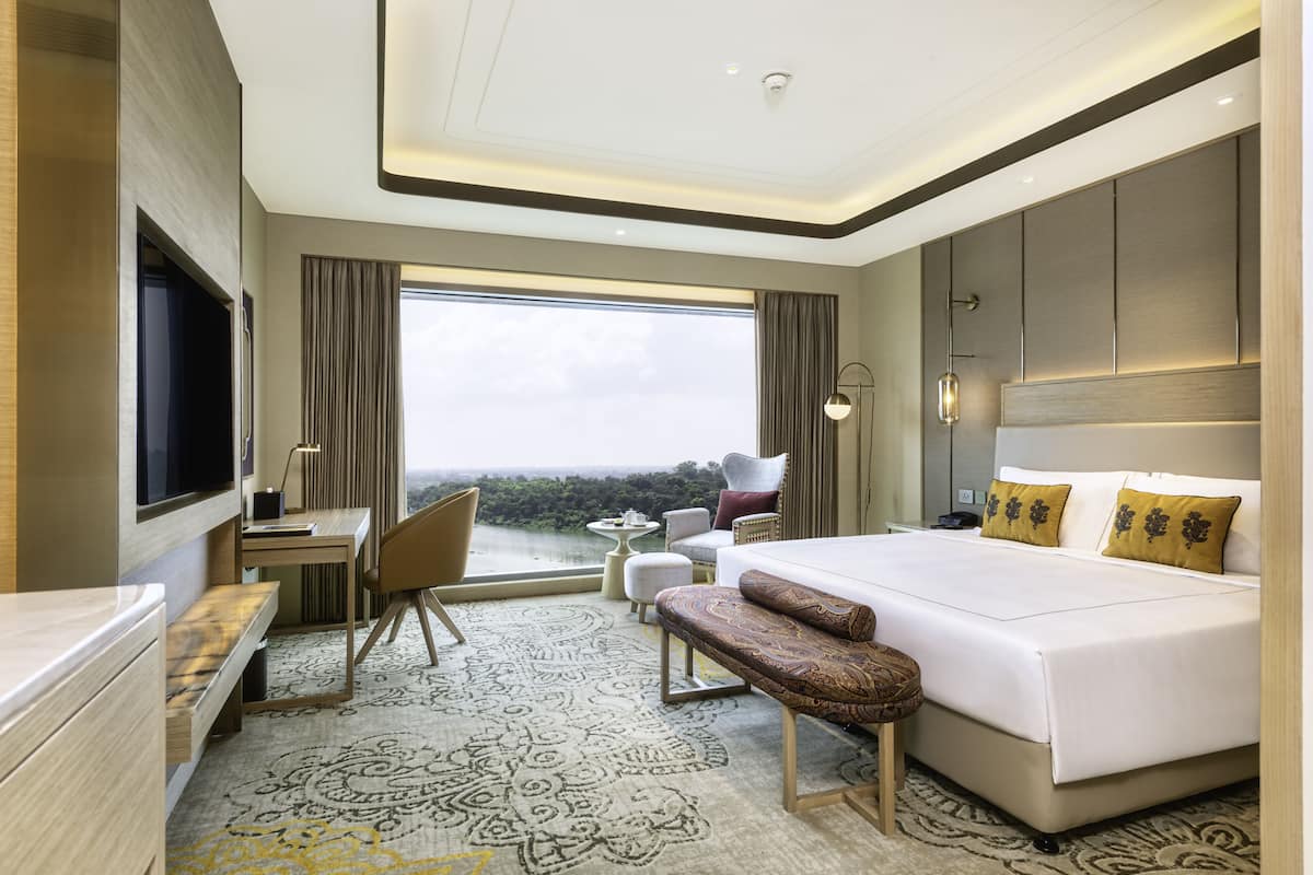 Bộ đồ giường cao cấp, minibar, két bảo mật tại phòng, bàn 