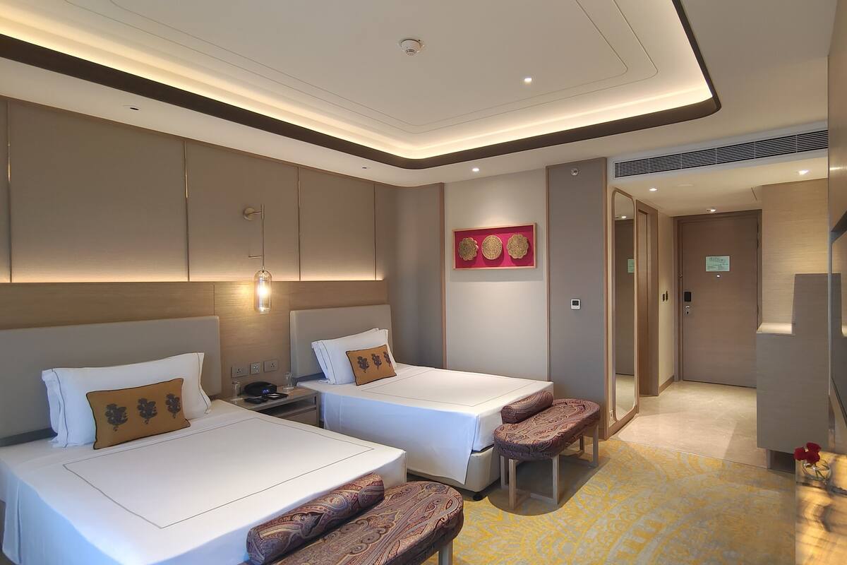 Bộ đồ giường cao cấp, minibar, két bảo mật tại phòng, bàn 