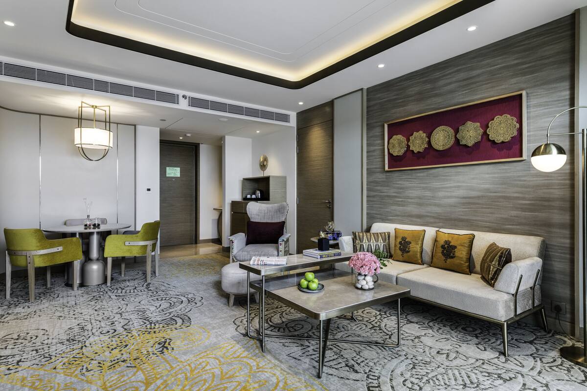 Bộ đồ giường cao cấp, minibar, két bảo mật tại phòng, bàn 