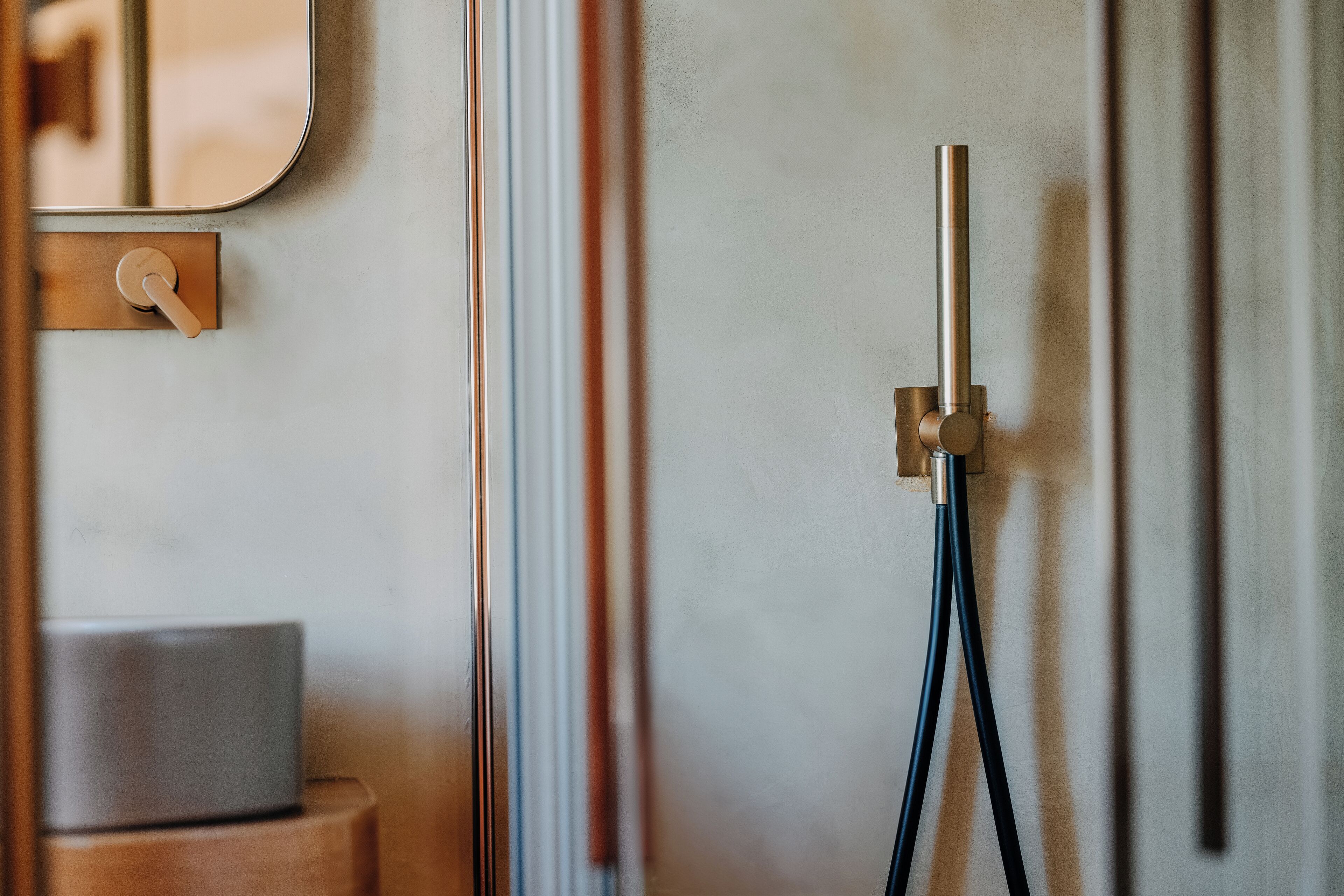 Un baño de diseño moderno, con inodoro, lavamanos y espejo.