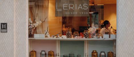 A storefront with a sign reading "LÉRIAS DESDE 1930". Shelves below display various jars and containers.
