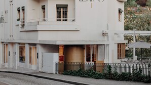 Un edificio moderno con un cartel llamativo que dice "CASA DAS LÉRIAS".