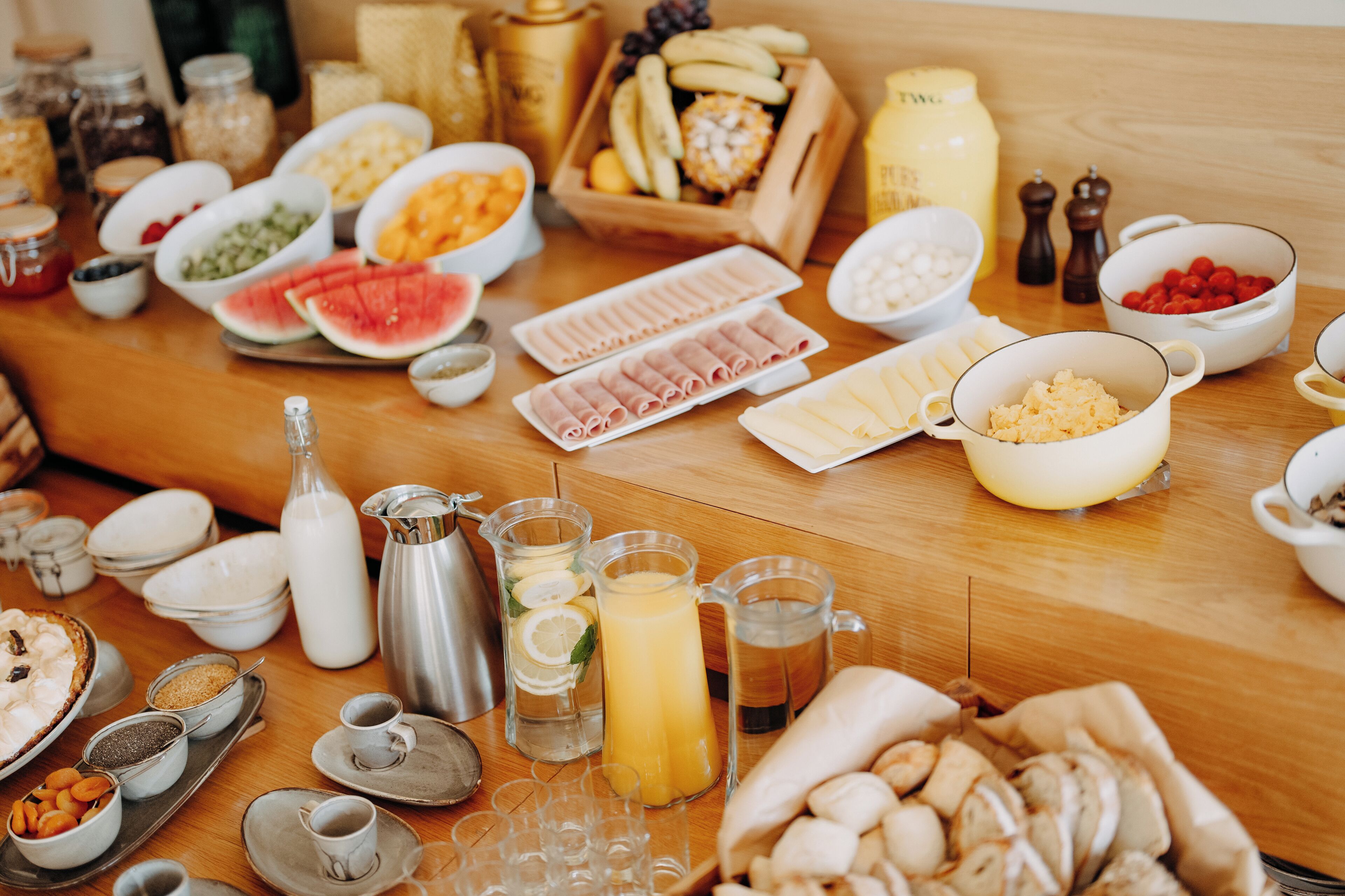 En morgenmadsbuffet med et udvalg af mad og drikkevarer.