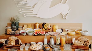 Un bufé de desayuno con diversos alimentos y bebidas.