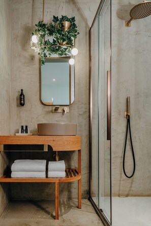 Een douche, handdoeken, zeep, shampoo