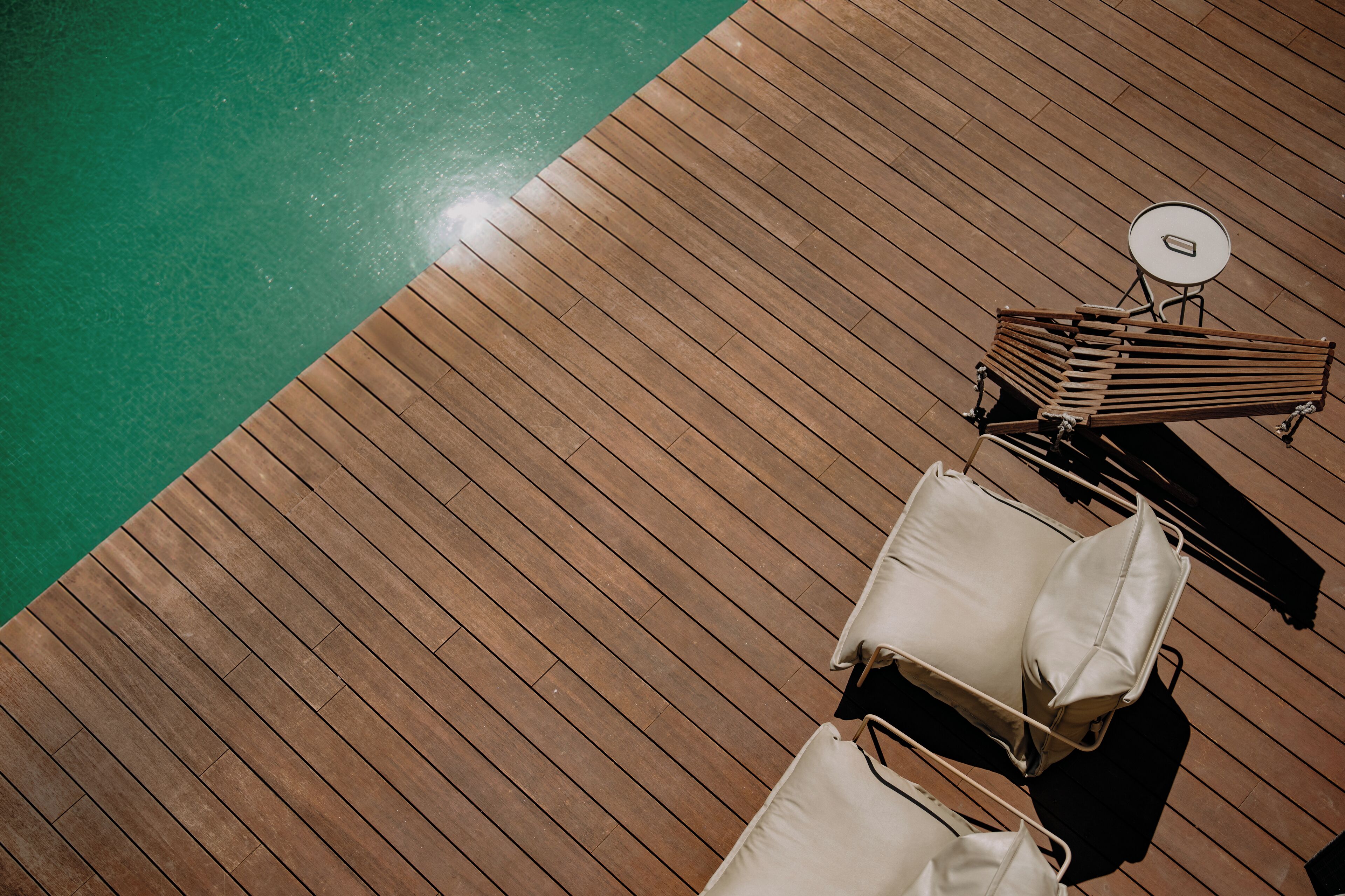 Una piscina al aire libre de temporada