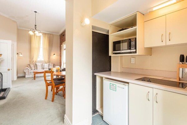 Fridge, microwave, stovetop, dishwasher - Historic Shipping Office - Akaroa (Akaroa)