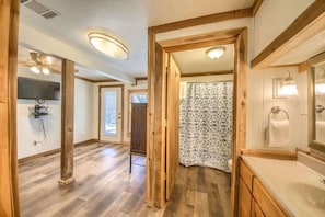 Combined shower/tub, hair dryer - RR 1300 Hondo's River Haus (New Braunfels)