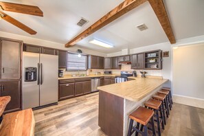 Jääkaappi, mikroaaltouuni, uuni, liesi