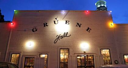 Direct River access, Guadalupe Riverfront, hammock, fire pit & Pet friendly!