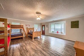 4 bedrooms, iron/ironing board, free WiFi, bed sheets