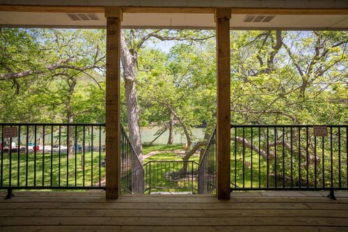 Direct River access, Guadalupe Riverfront, hammock, fire pit & Pet friendly!