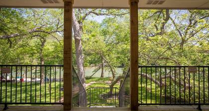 Direct River access, Guadalupe Riverfront, hammock, fire pit & Pet friendly!