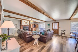 Smart TV, fireplace, DVD player