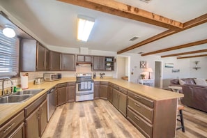 Fridge, microwave, oven, stovetop - RR 1300 Hondo's River Haus (New Braunfels)