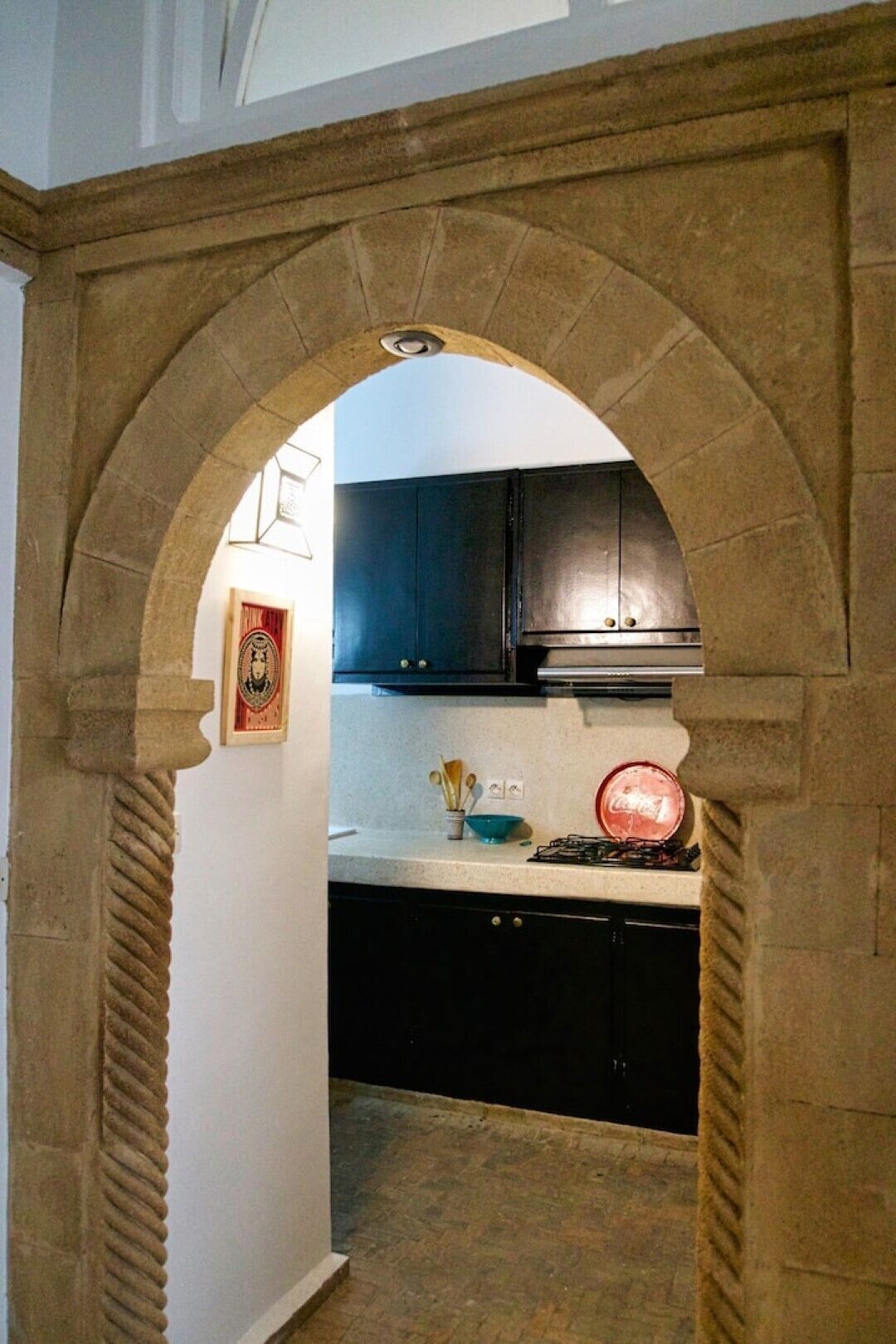 Kjøleskap, mikrobølgeovn, kokeplater og kaffetrakter/tekoker