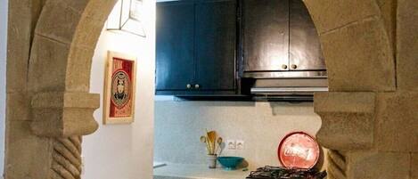 Frigorifero, microonde, piano cottura, macchina per tè/caffè