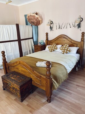 1 quarto, ferros/tábuas de passar roupa, roupa de cama