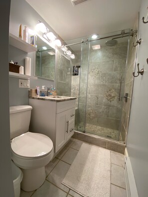 Dusche, Haartrockner, Handtücher, Seife