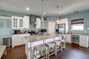 冷蔵庫、電子レンジ、オーブン、コンロ