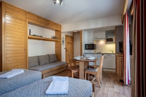 Studio, Balcony, Mountain View | Living area | Flat-screen TV, books - Residence Eureca (Brides-les-Bains)