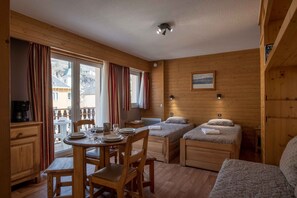 Studio, Balcony, Mountain View | Living area | Flat-screen TV, books - Residence Eureca (Brides-les-Bains)