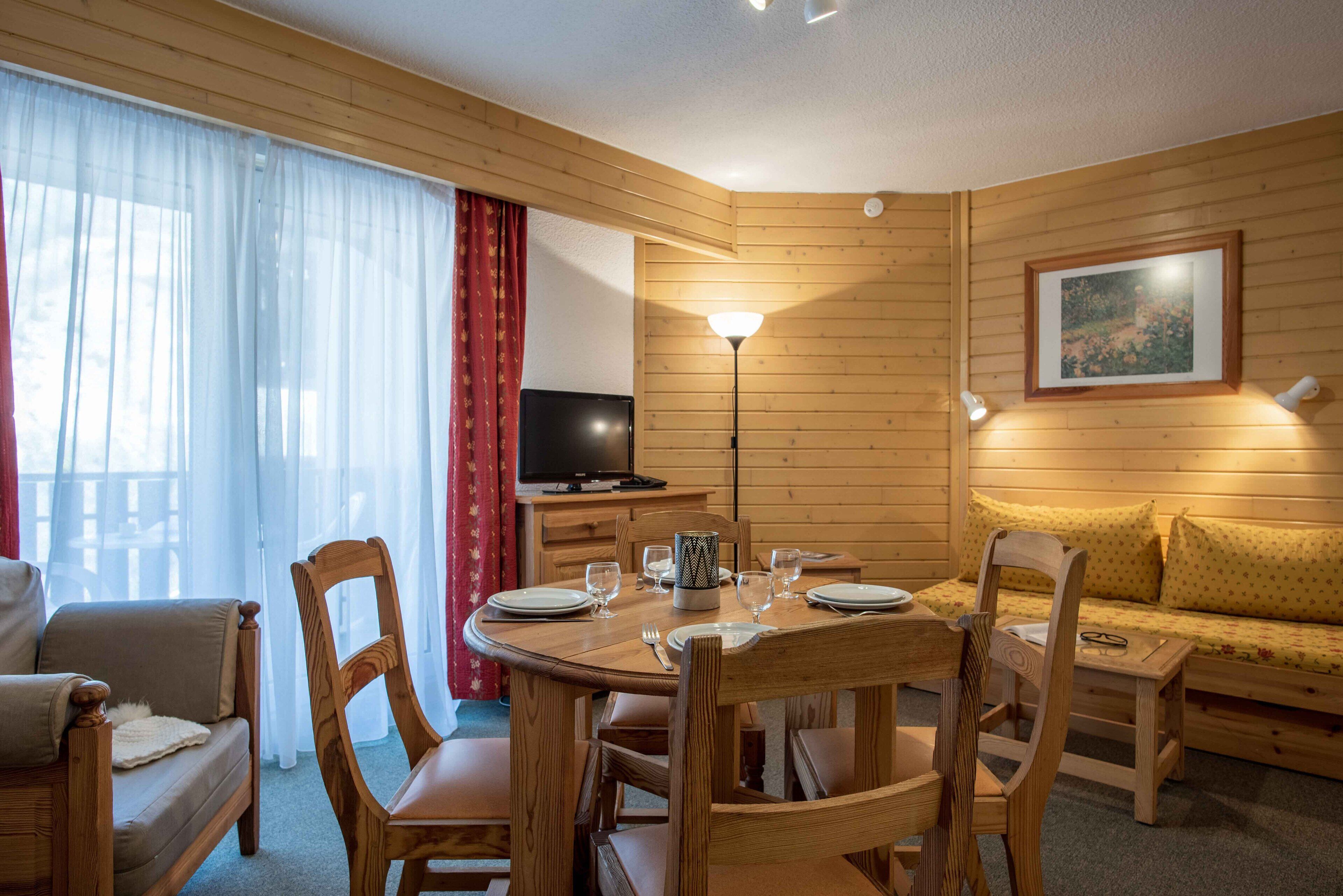 Appartement, 1 lit double et 1 canapé-lit, balcon, vue montagne | Coin séjour | Télévision à écran plat, livres